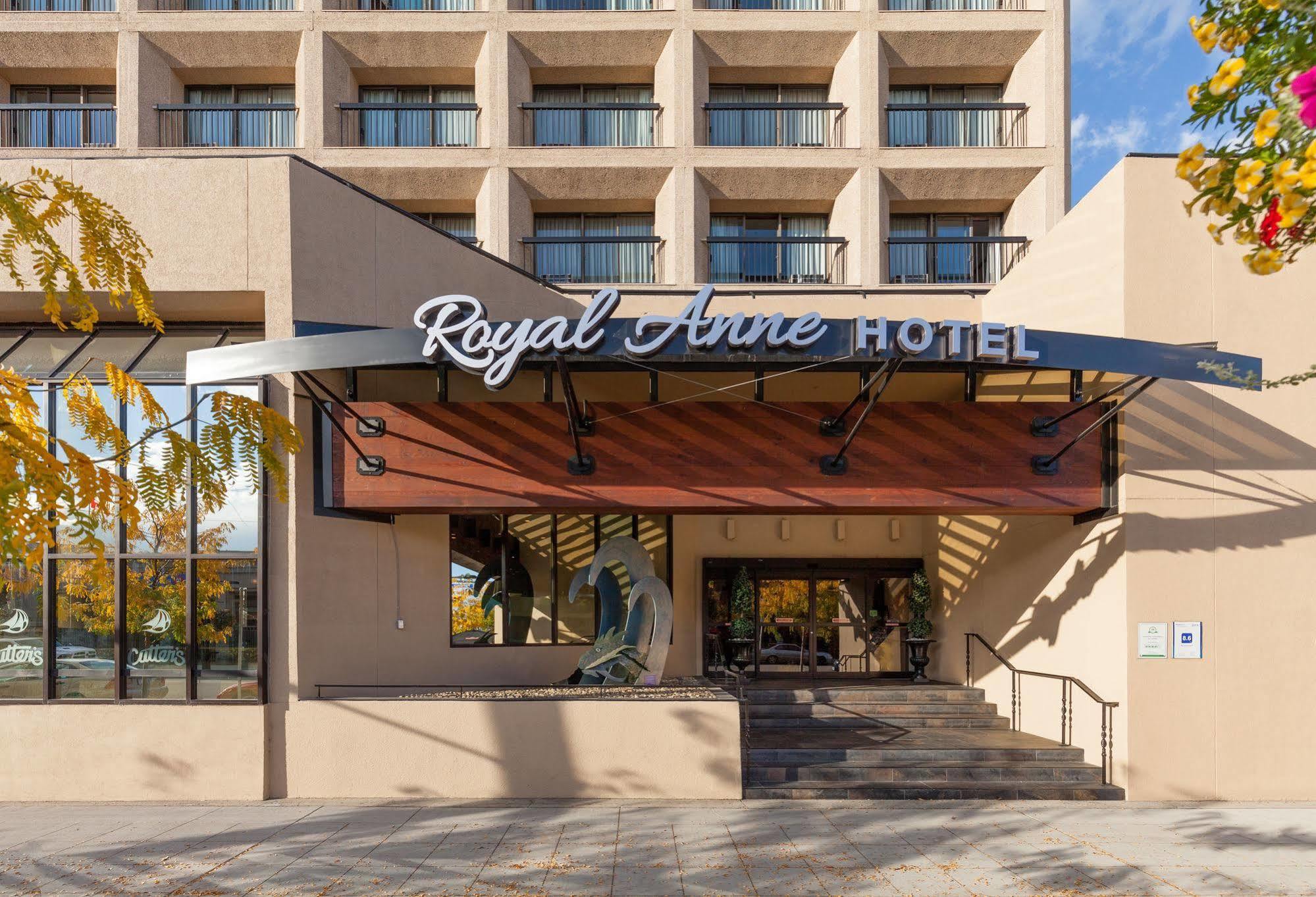 The Royal Anne Hotel Kelowna Bagian luar foto